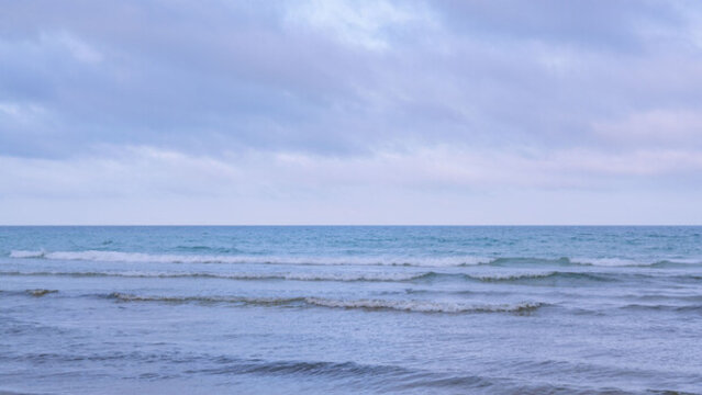 藍(lán)色天空下的大海