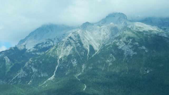 夏天的麗江玉龍雪山