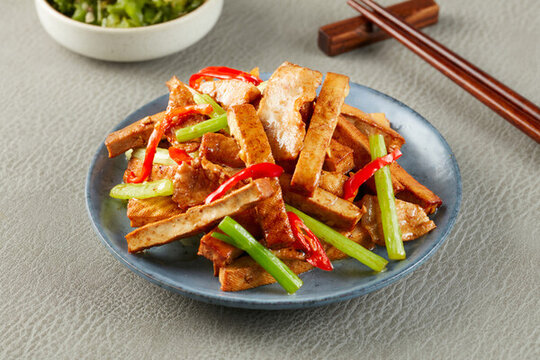 芹菜香干炒肉
