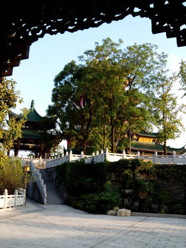 窗花下的鴻恩寺山頂