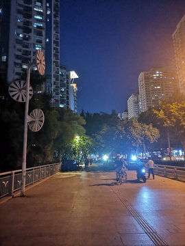 夏日都市夜晚
