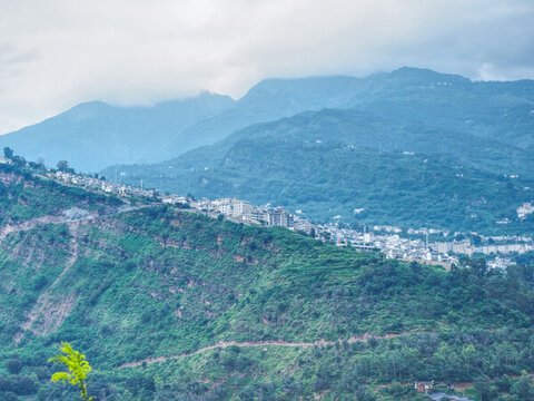 山梁上的城鎮(zhèn)