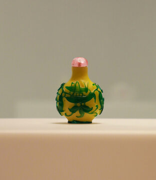 清代玻璃裝飾花卉鼻煙壺