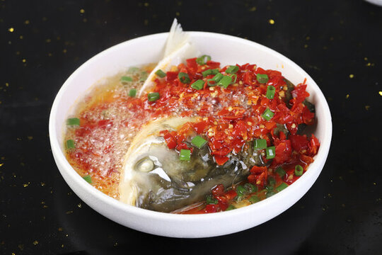 剁椒大魚頭淋熱油