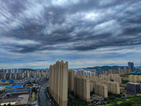 濟(jì)南高新區(qū)的雨后城市風(fēng)貌