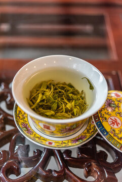 中國風(fēng)古建筑背景前的茶水茶杯