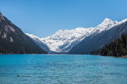 白雪皚皚的群山映襯下的湖景