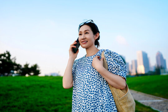 專業(yè)人士在辦公樓外電話溝通