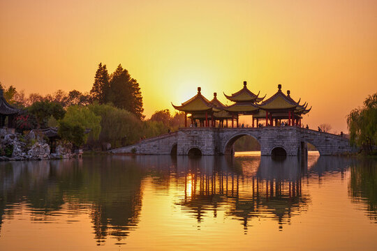 揚(yáng)州瘦西湖五亭橋夕陽倒影
