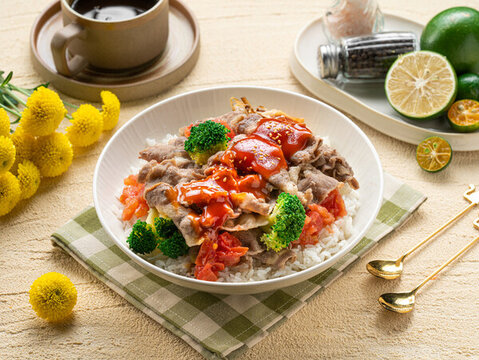 澆汁肥牛飯