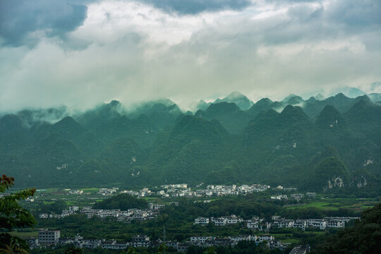 云霧天的貴州萬峰林鄉(xiāng)村風(fēng)光