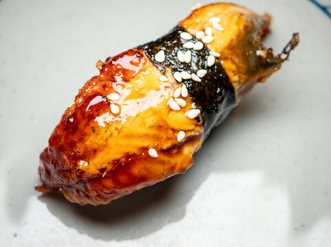 餐盤里的鰻魚壽司
