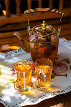 桌子上的一壺養(yǎng)生茶和兩個茶杯