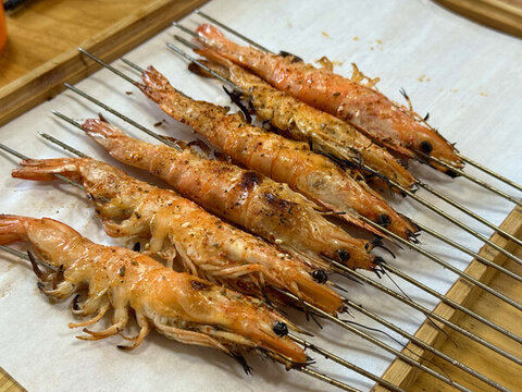 夏日美食夜宵小吃燒烤肉串烤蝦