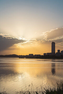 城市公園湖面夕陽倒影