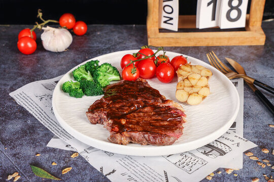 裝在白色盤里的黑椒牛排肉