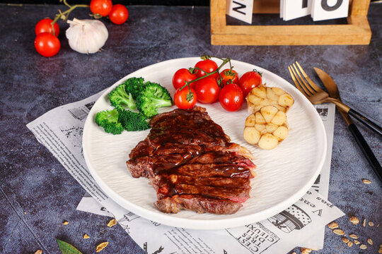 裝在白色盤里的黑椒牛排肉