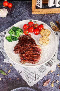 裝在白色盤里的黑椒牛排肉