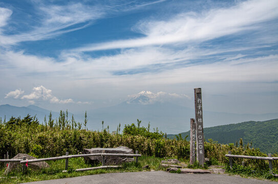 日本箱根蘆之湖邊山峰自然風(fēng)光