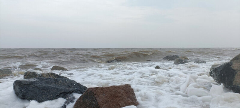 海浪礁石漲潮