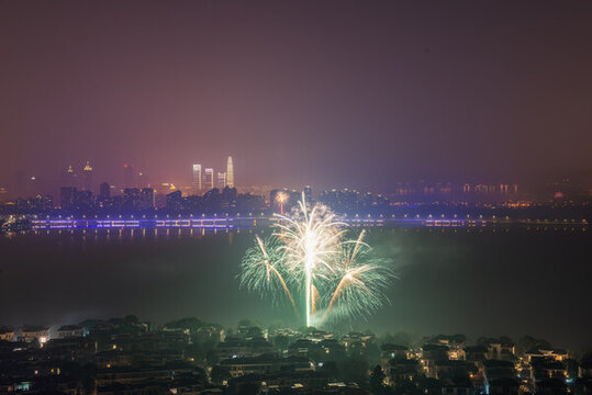 中國蘇州城市獨(dú)墅湖大年夜煙花