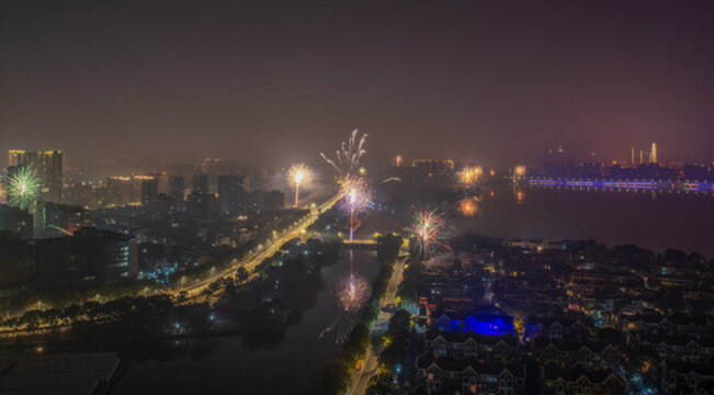 中國蘇州城市獨(dú)墅湖大年夜煙花