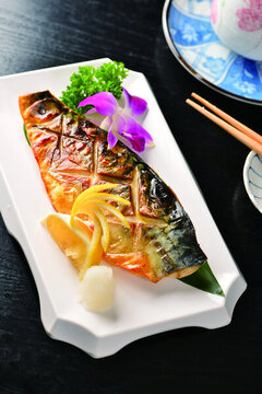 鹽烤青花魚(yú)