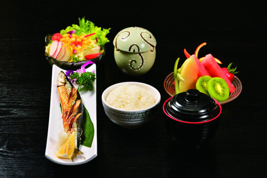 鹽烤秋刀魚(yú)定食