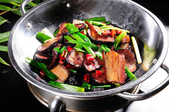 干鍋豬血丸子臘肉