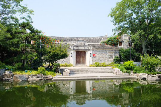 湖邊老房