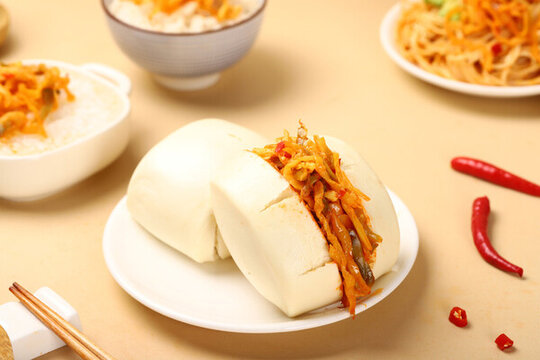下飯菜夾饅頭