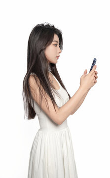 使用手機的東方女性年輕美女