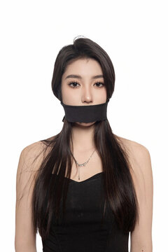 年輕女性嘴巴上系著綁帶