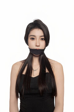 年輕女性嘴巴上系著綁帶