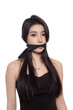 年輕女性嘴巴上系著綁帶
