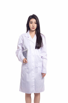 穿著白大褂的青年女性醫(yī)生形象