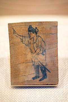 吐魯番博物館墨繪佩劍人物木板畫(huà)