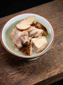 瓷碗里的松茸雞湯