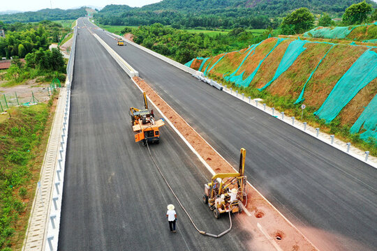 東臨環(huán)城高速公路建設(shè)