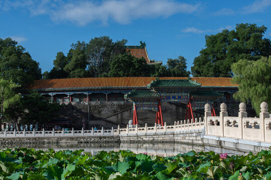 藍(lán)天白云下的北京北海公園