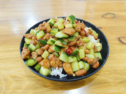 宮保雞丁蓋飯