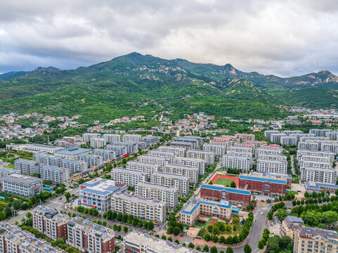 藍天白云下的泰安城市風光