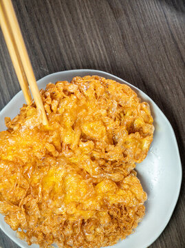 白色餐盤(pán)里金黃酥脆的炸雞蛋餅