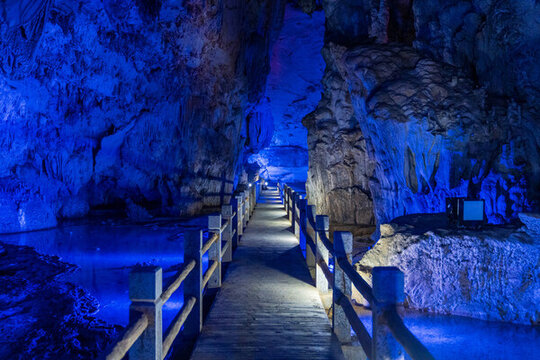喀斯特地貌溶洞平果通天河景區(qū)