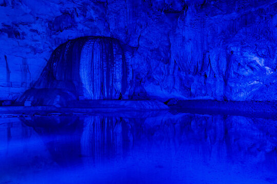 喀斯特地貌溶洞平果通天河景區(qū)