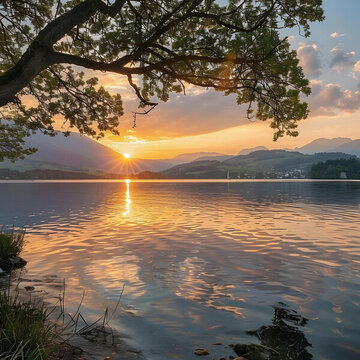 金色的夕陽照耀著寧靜的湖面