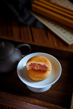 暗色調(diào)傳統(tǒng)美食攝影酥皮月餅