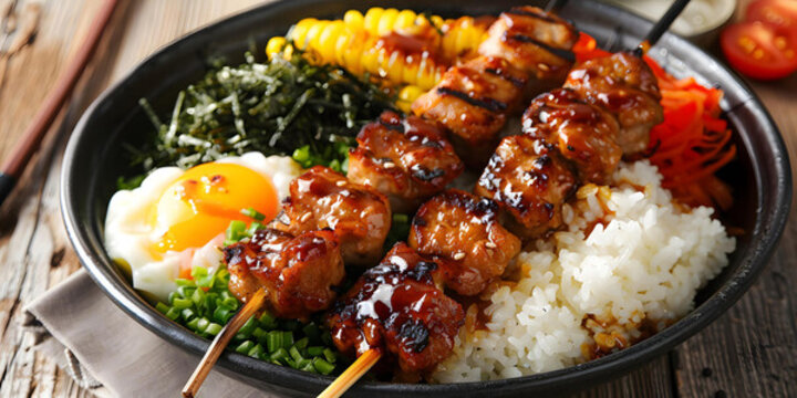 烤雞肉串配米飯和蔬菜
