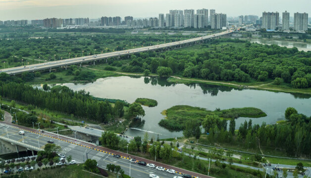 航拍城市郊外公園