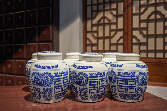 青花瓷藥壇